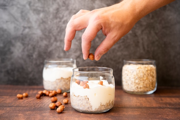 Foto gratuita colazione sana con yogurt e cereali