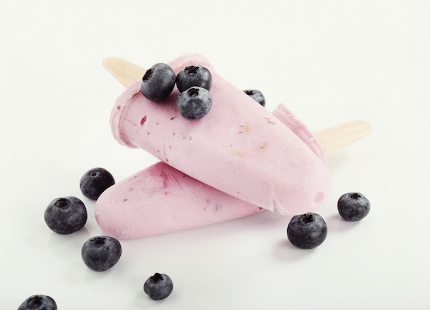 Free photo yogurt popsicles with blueberries