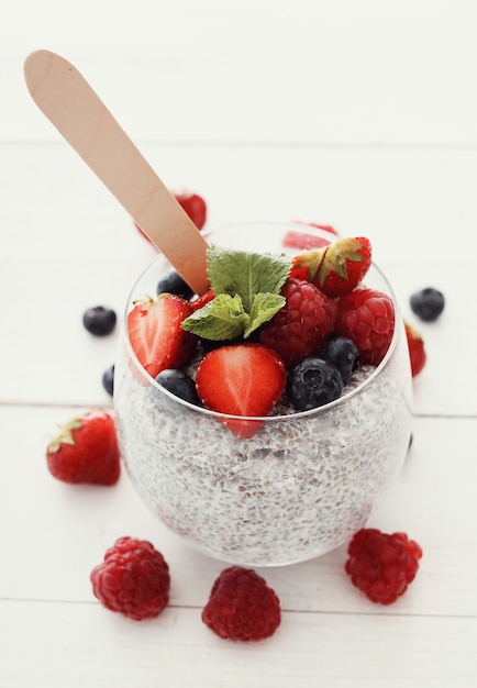 Yogurt con semi di chia e bacche in vetro