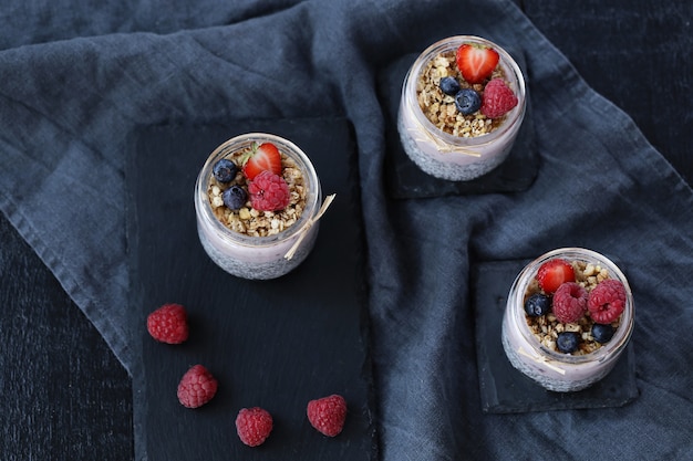 Foto gratuita yogurt con semi di chia e bacche in bicchieri