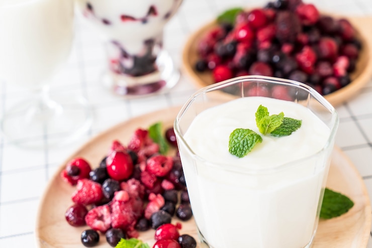 Free Photo yogurt with mixed berries