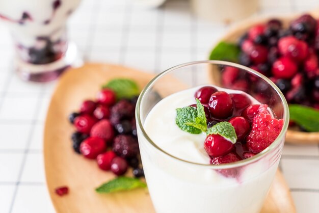 Йогурт со смешанными ягодами
