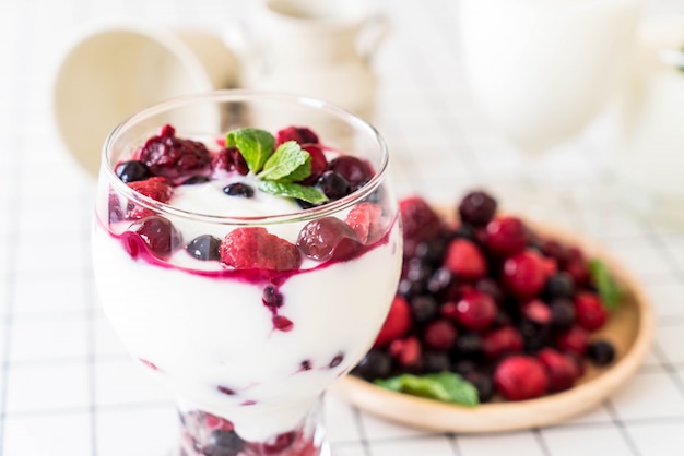 Free photo yogurt with mixed berries