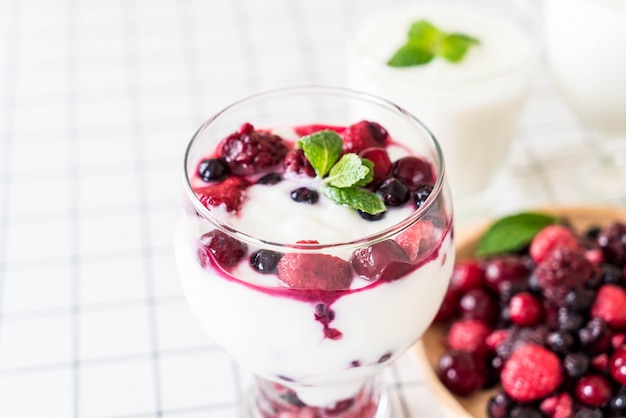 Yogurt con bacche miste