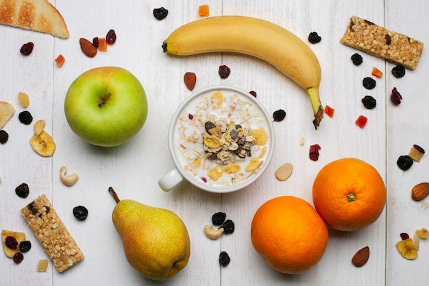 Free photo yogurt with musli and fruits