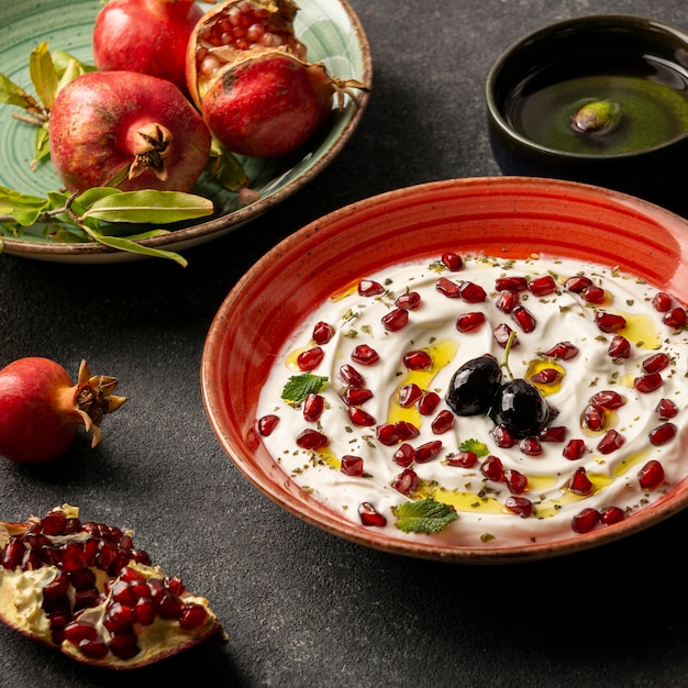 Free photo yogurt with pomegranate and olive oil