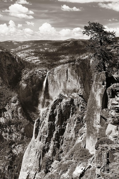 Бесплатное фото Горный хребет йосемити с водопадом в bw.