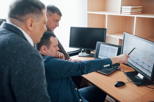 Foto gratuita pensi che ci fosse una bugia. gli esaminatori del poligrafo lavorano in ufficio con la sua attrezzatura