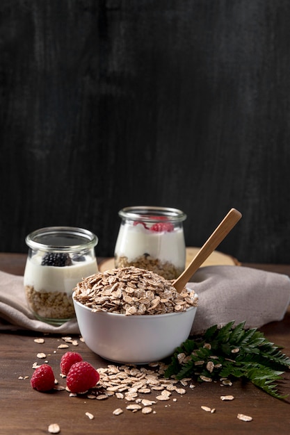 Foto gratuita yougurt con muesli e frutta sul tavolo