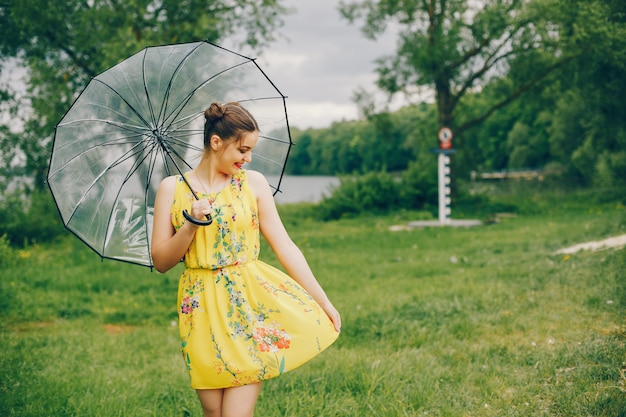 Free photo yound and pretty girl in a summer park