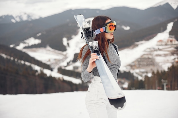 若くてアクティブなブルネットスキー。雪山の女性。