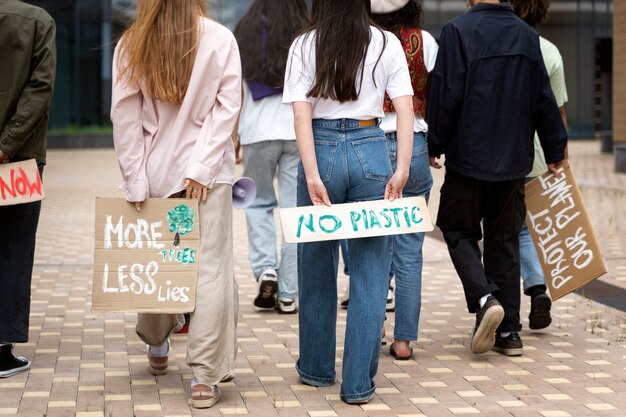 行動を起こす若い活動家