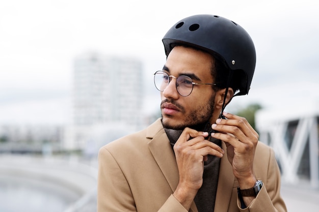 Giovani adulti in bicicletta per lavorare in città