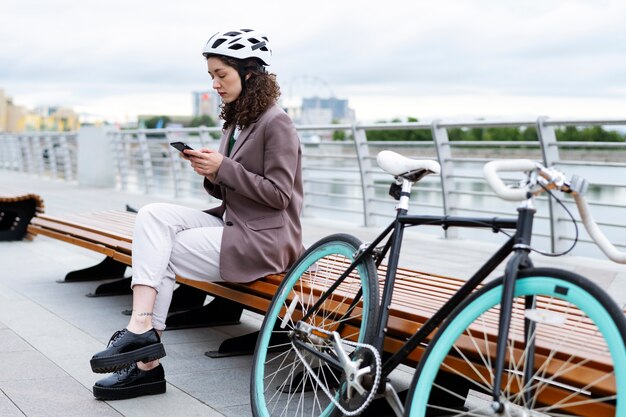 市内で働くためにサイクリングする若い大人