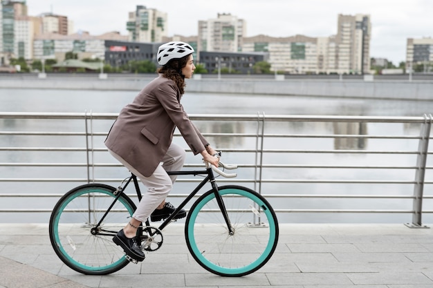 市内で働くためにサイクリングする若い大人