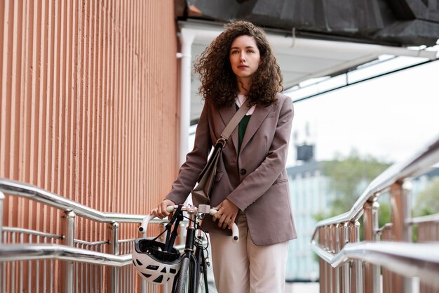 Молодой взрослый ездит на велосипеде на работу в город