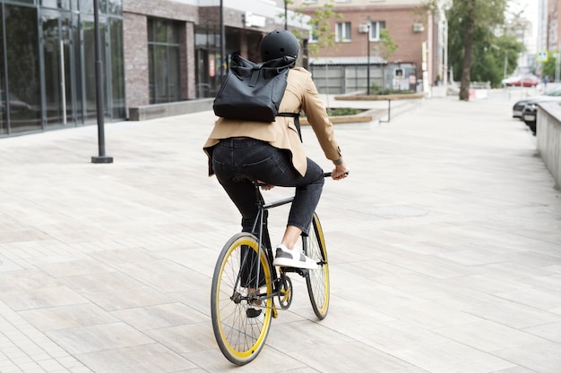 Giovani adulti in bicicletta per lavorare in città