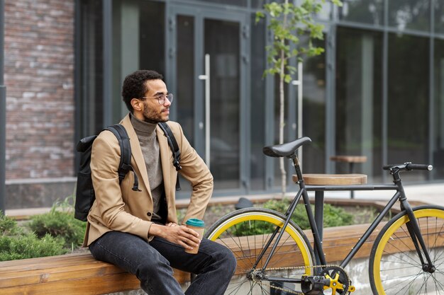도시에서 일하기 위해 자전거를 타는 젊은 성인