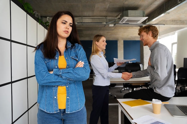 Foto gratuita giovane adulto alle prese con la sindrome dell'impostore