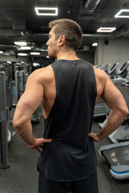 Foto gratuita giovane adulto che fa sport indoor in palestra