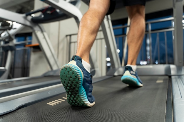 Foto gratuita giovane adulto che fa sport indoor in palestra