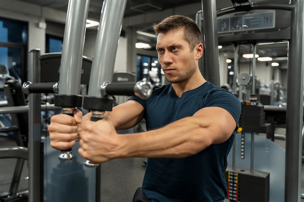 Foto gratuita giovane adulto che fa sport indoor in palestra