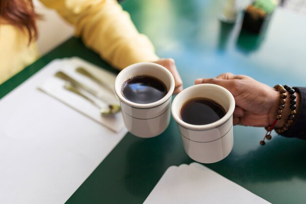 飲み物を楽しむ若い大人