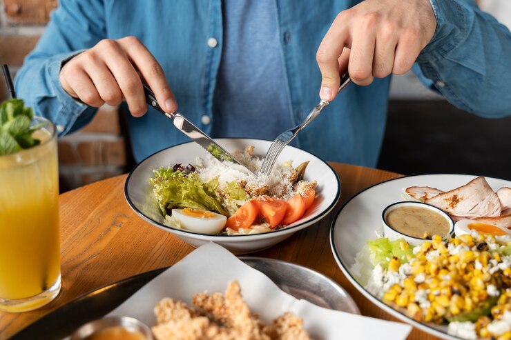 無料Photo 食べ物を楽しむ若い大人