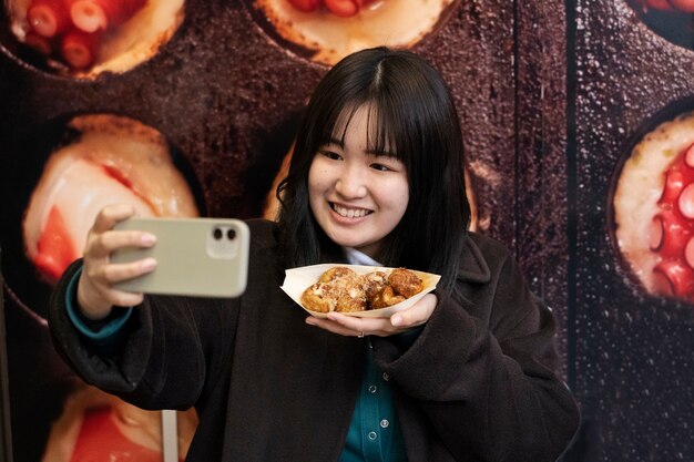 일본 길거리 음식을 즐기는 젊은 성인