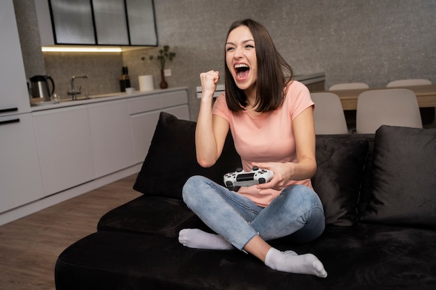 비디오 게임을 즐기는 젊은 성인 무료 사진