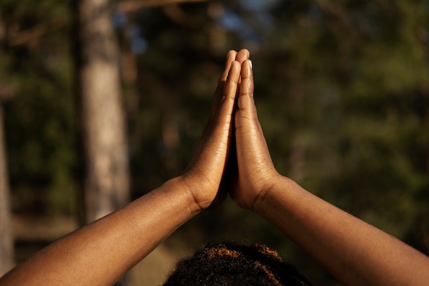 Foto gratuita giovane adulto che gode dello yoga in natura