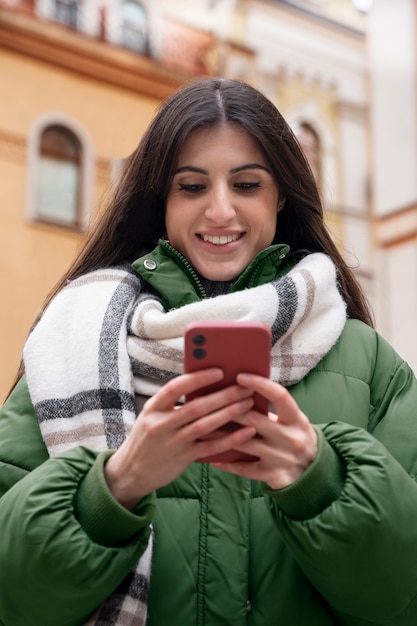 Foto gratuita giovane adulto che si diverte con gli amici