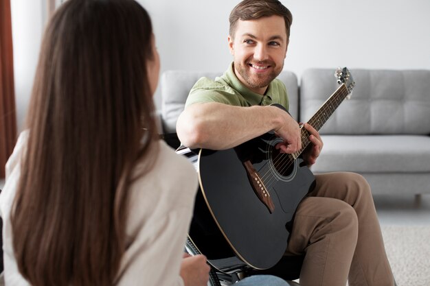 障害のある友人を助ける若い大人