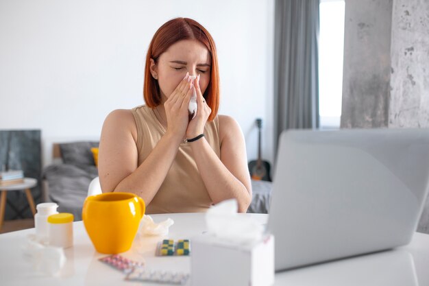 病気に苦しんでいる自宅で若い大人