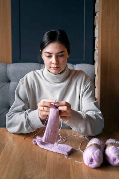 Foto gratuita giovani adulti che lavorano a maglia all'esterno