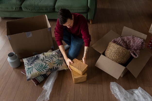 Foto gratuita giovane adulto che si trasferisce in una nuova casa