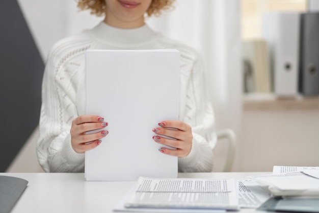 Young adult organizing documents