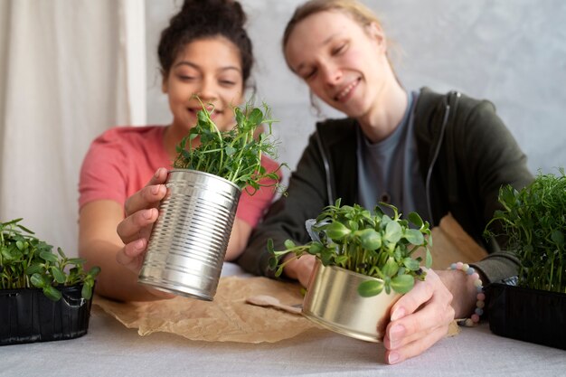 植栽のために缶を再利用する若い大人