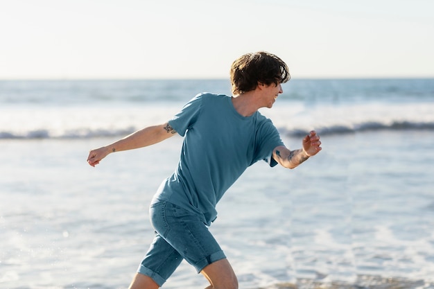 海辺の近くを走っている若い大人
