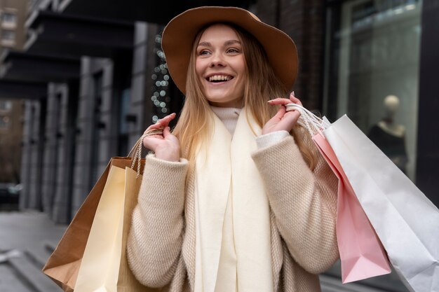 市内で若い大人の買い物