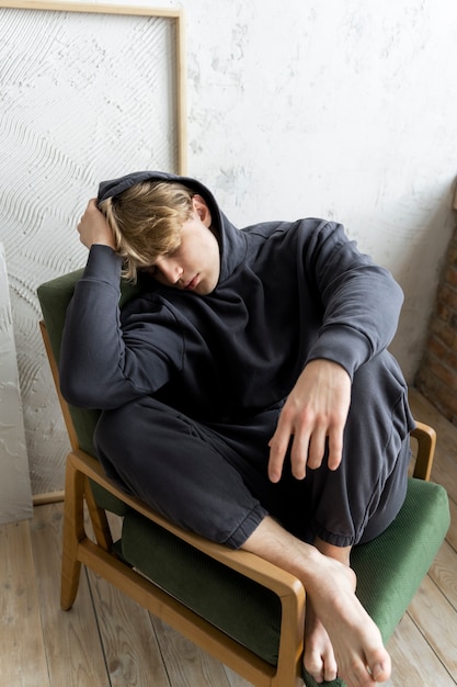Бесплатное фото Молодой взрослый спит на стуле