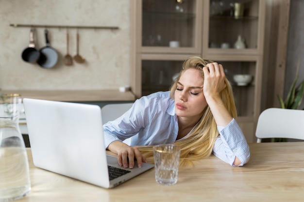 Foto gratuita giovane adulto che dorme mentre fa i compiti