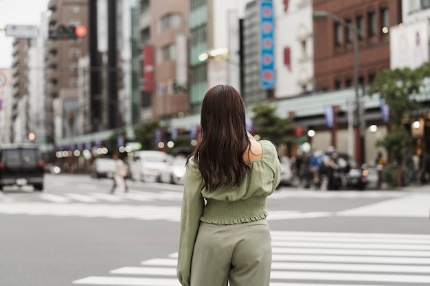 街で一緒に時間を過ごす若い大人