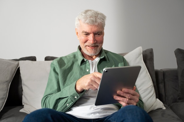 Бесплатное фото Молодой взрослый рассказывает пожилому человеку о дегитальном устройстве