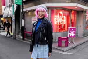 Foto gratuita giovane adulto per le strade di tokyo