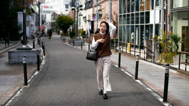 東京の路上で若い大人