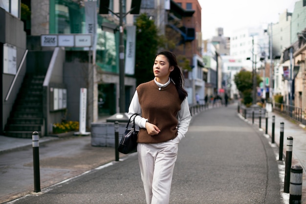 도쿄 거리의 젊은 성인