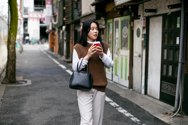 Foto gratuita giovane adulto per le strade di tokyo