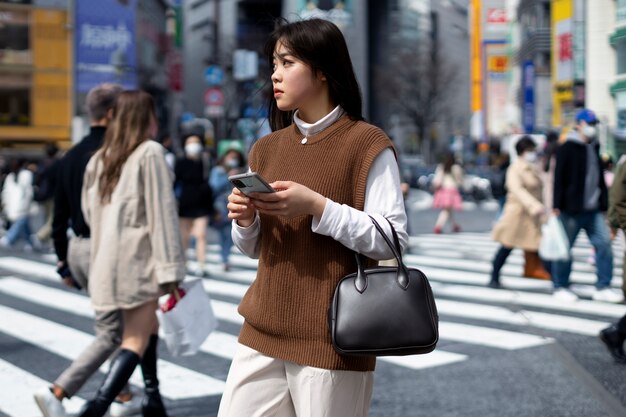 東京の路上で若い大人