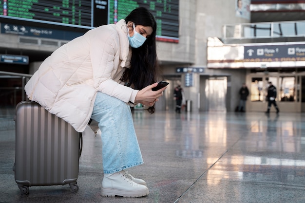 Foto gratuita giovane adulto che viaggia con passaporto vaccinale